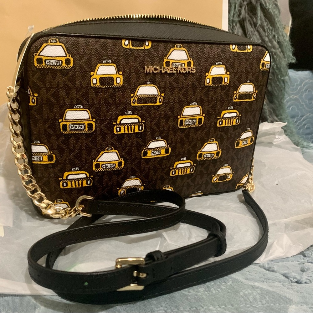 MK LARGE EAST WEST NEW YORK TAXI CROSSBODY